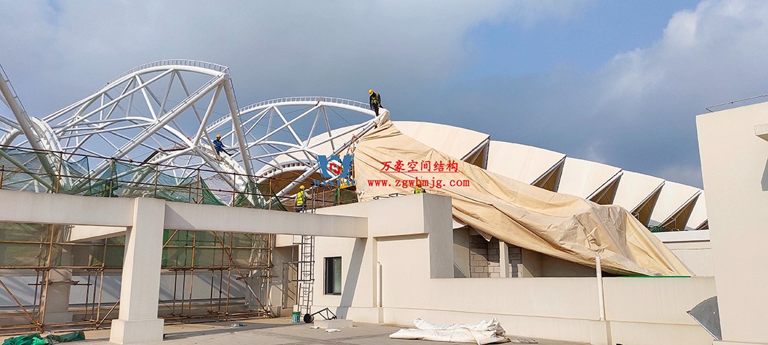 施工加速，這個(gè)PTFE膜結(jié)構(gòu)天幕即將完工！