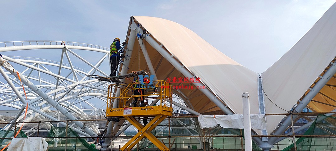 施工加速，這個(gè)PTFE膜結(jié)構(gòu)天幕即將完工！