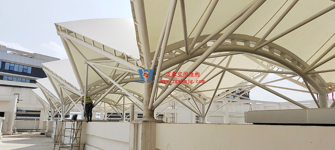 施工加速，這個(gè)PTFE膜結(jié)構(gòu)天幕即將完工！