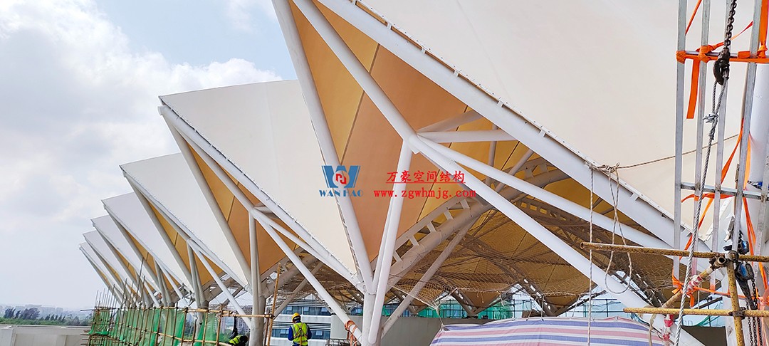 施工加速，這個(gè)PTFE膜結(jié)構(gòu)天幕即將完工！