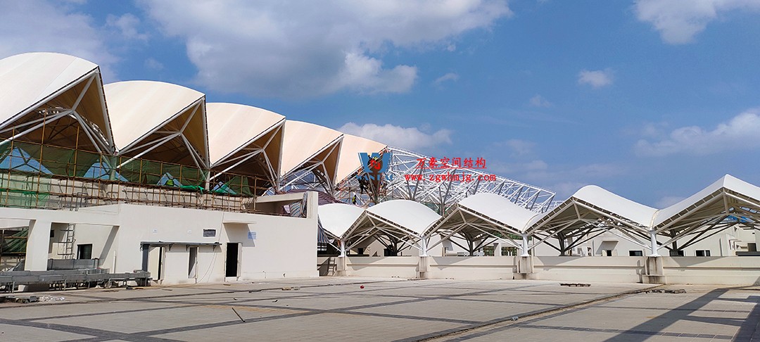 施工加速，這個(gè)PTFE膜結(jié)構(gòu)天幕即將完工！