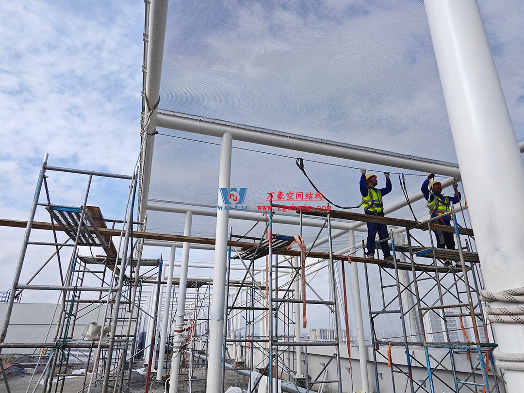 聚焦工程高質(zhì)量建設(shè)，這個網(wǎng)格織物幕墻正在施工安裝中