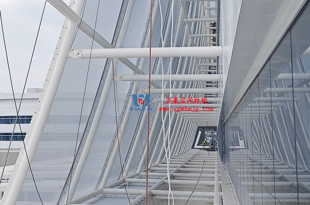 聚焦工程高質(zhì)量建設(shè)，這個網(wǎng)格織物幕墻正在施工安裝中