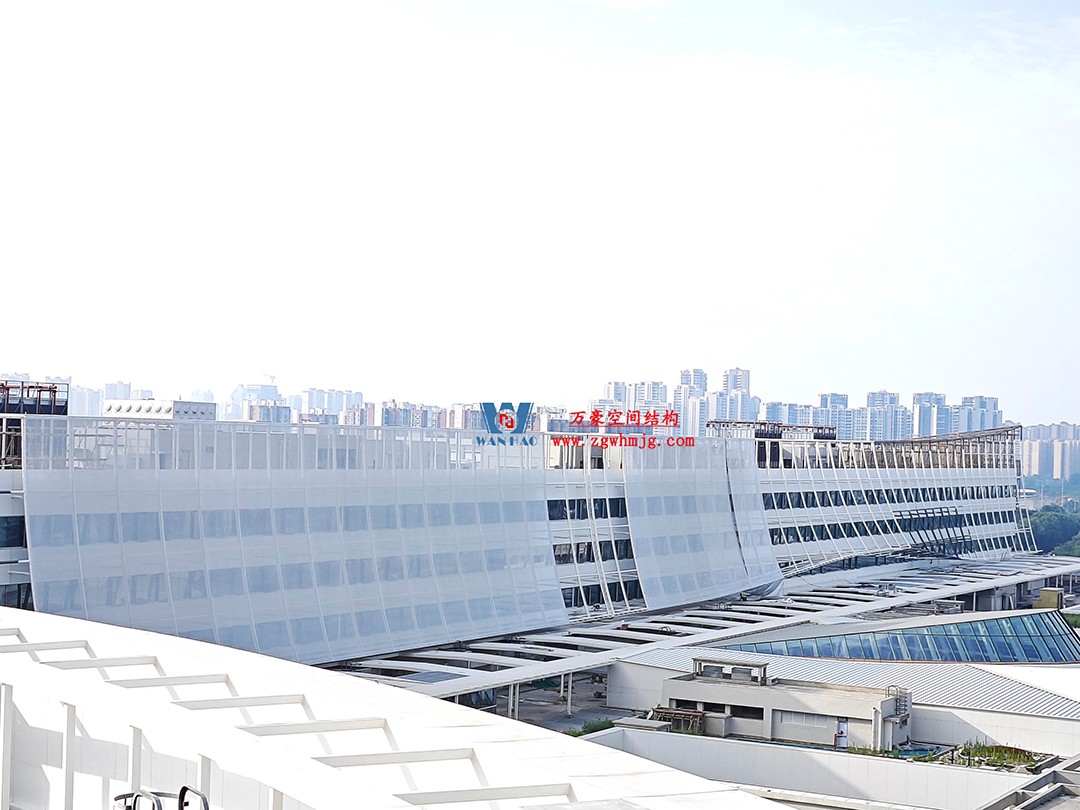 聚焦工程高質(zhì)量建設(shè)，這個網(wǎng)格織物幕墻正在施工安裝中