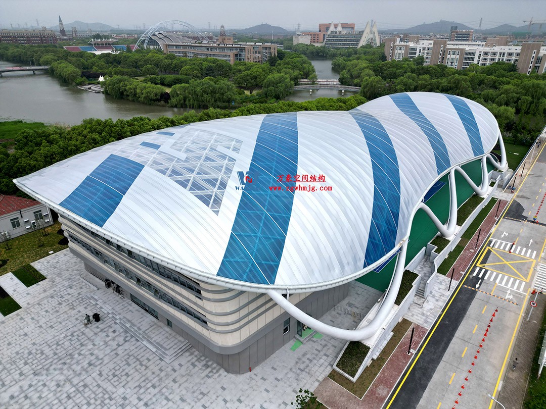 帆影碧波|風(fēng)雨操場(chǎng)上的ETFE膜結(jié)構(gòu)穹頂 帆影碧波|風(fēng)雨操場(chǎng)上的ETFE膜結(jié)構(gòu)穹頂