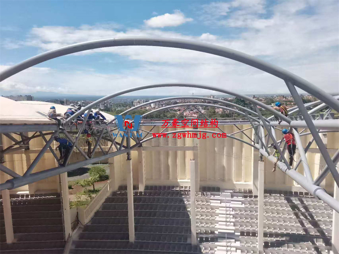 膜結(jié)構(gòu)體育場屋面安裝全解析：從技術(shù)要點到經(jīng)典案例