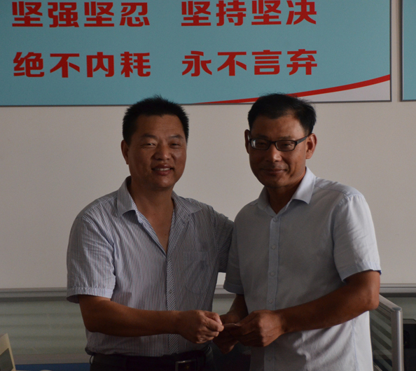 公司為工程部汪經(jīng)理頒發(fā)獎(jiǎng)勵(lì)